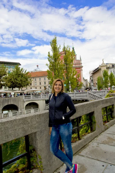 Όμορφη Νεαρή Γυναίκα Ομπρέλα Στη Λιουμπλιάνα Σλοβενία — Φωτογραφία Αρχείου