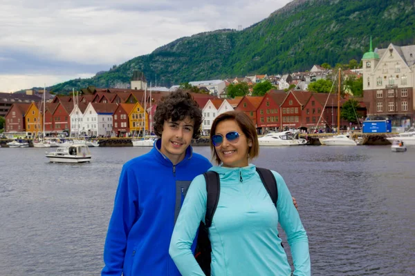 Glad Familj Tittar Kamera Bergen Norge — Stockfoto