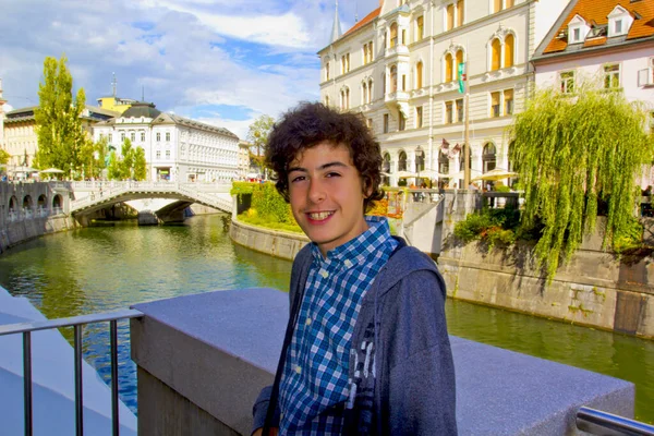 Szczęśliwy Chłopiec Patrząc Kamerę Lublanie Słowenia — Zdjęcie stockowe