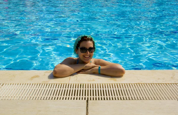 Beautiful Young Woman Sunglasses Relaxing Pool — Stock Photo, Image