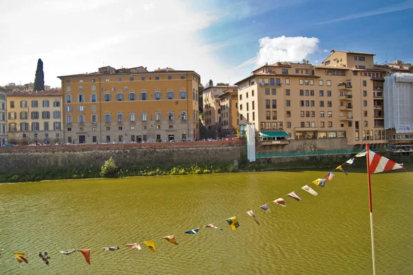 Vista da Ponte Vecchio e do rio Arno — Fotografia de Stock