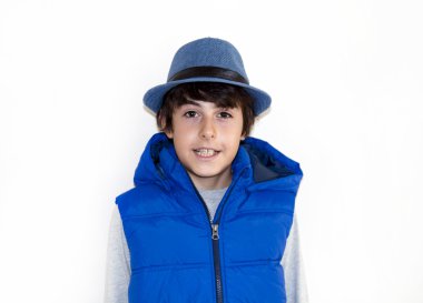 Şapka ve şemsiye ile mutlu çocuk