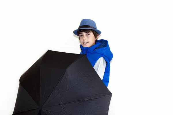 Boldog fiú, kalap és napernyő — Stock Fotó