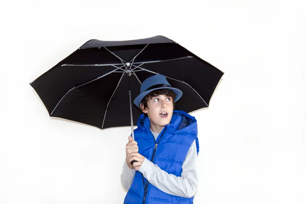 Gelukkige jongen met hoed en een paraplu — Stockfoto