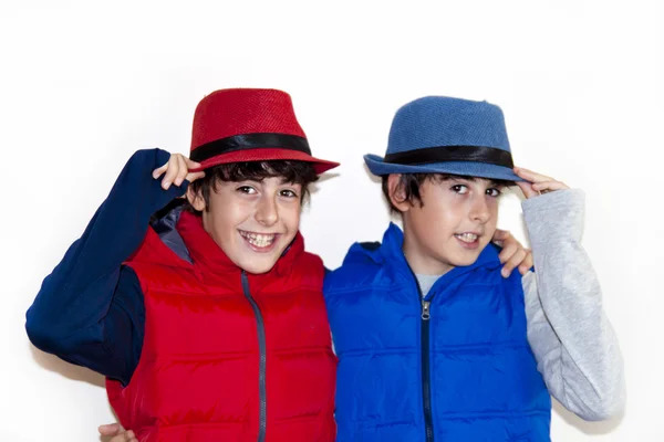 Meninos felizes estão com chapéu olhando para a câmera — Fotografia de Stock