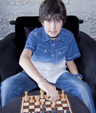 Çocuk satranç oynuyor