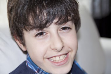 Mutlu çocuk kameraya bakıyor