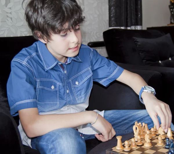 El chico está jugando ajedrez. —  Fotos de Stock