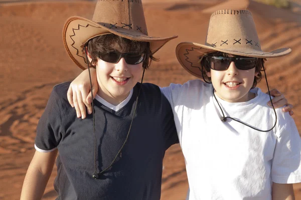 Rapazes felizes num deserto — Fotografia de Stock