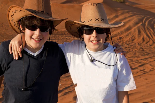 Niños felices en un desierto —  Fotos de Stock