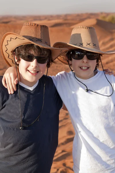Niños felices en un desierto —  Fotos de Stock