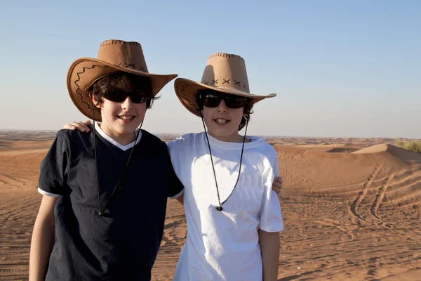Niños felices en un desierto —  Fotos de Stock