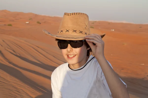 Ευτυχισμένο αγόρι σε μια έρημο — Φωτογραφία Αρχείου