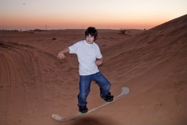 Sandboarding çocuk sillhouette