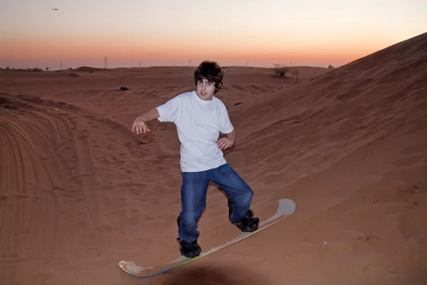 Sandboarding çocuk sillhouette