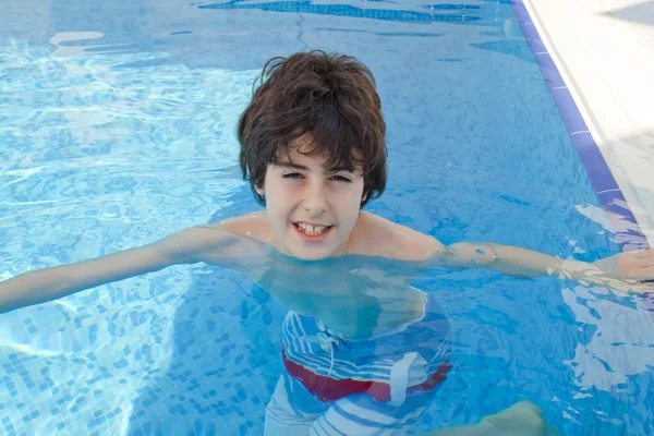 Der Junge hat Spaß im Schwimmbad — Stockfoto