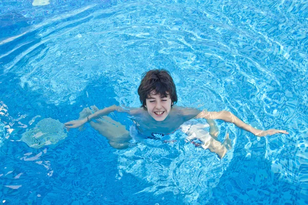The boy is have fun in the swimming pool — Stock Photo, Image