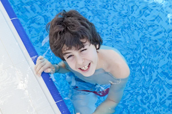 Мальчик веселится в бассейне — стоковое фото