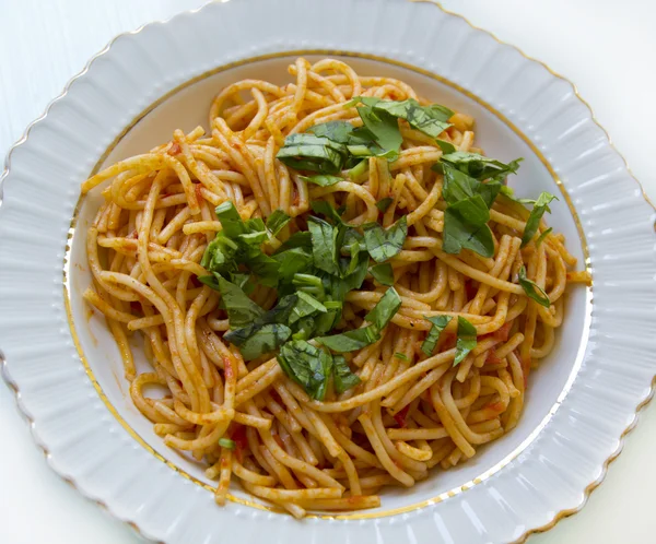 Spaghetti con basilico fresco — Foto Stock