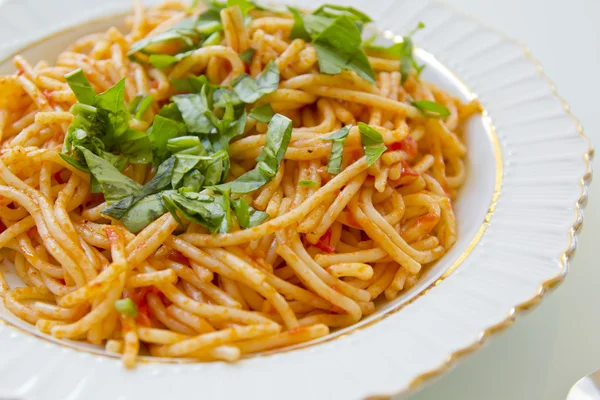 Spaghetti z świeżej bazylii — Zdjęcie stockowe