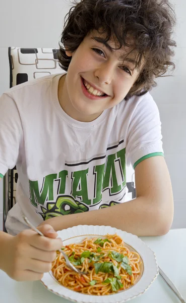 The boy is eating spaghetti — Stock Photo, Image