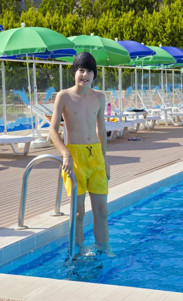 Feliz chico es divertirse en la piscina — Foto de Stock