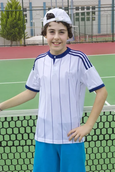 Le garçon joue au tennis. — Photo