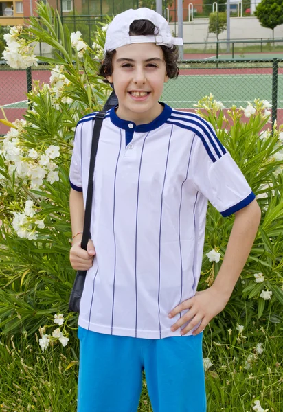 The boy is playing tennis — Stockfoto