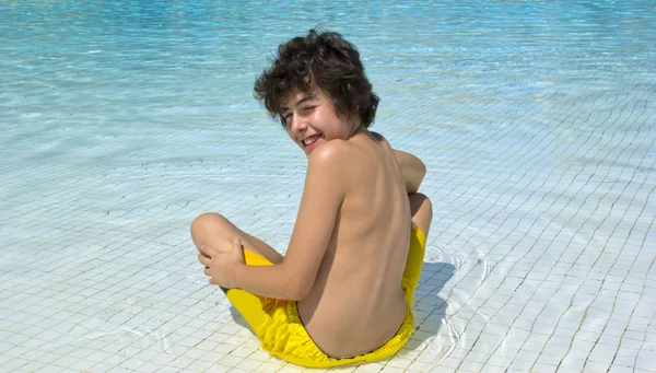 Niño feliz son piscina — Foto de Stock