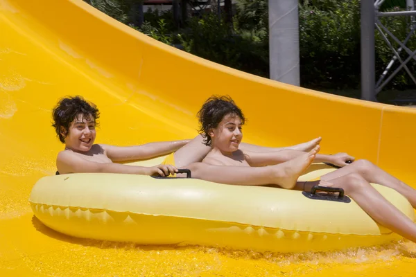 Os meninos estão se divertindo no parque aquático — Fotografia de Stock