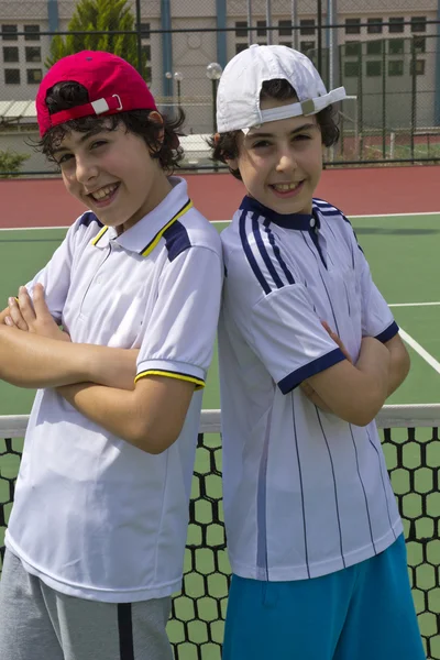 Heureux garçon est dans le court de tennis — Photo