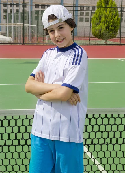 Szczęśliwy, że chłopiec jest w kort tenisowy — Zdjęcie stockowe