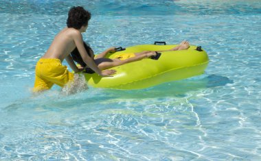 Çocuklar su parkı içinde eğlenceli yok