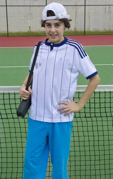 Szczęśliwy chłopiec w kort tenisowy — Zdjęcie stockowe