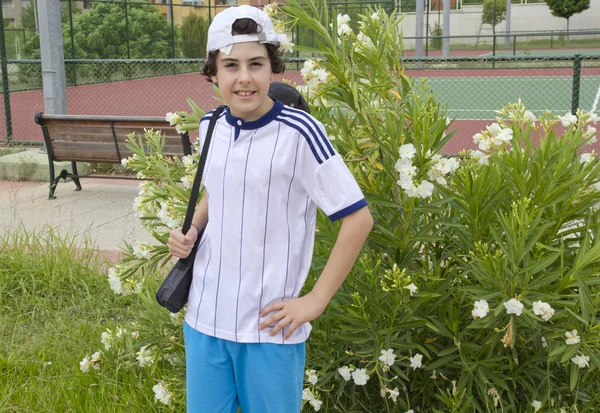 Niño feliz en la cancha de tenis —  Fotos de Stock