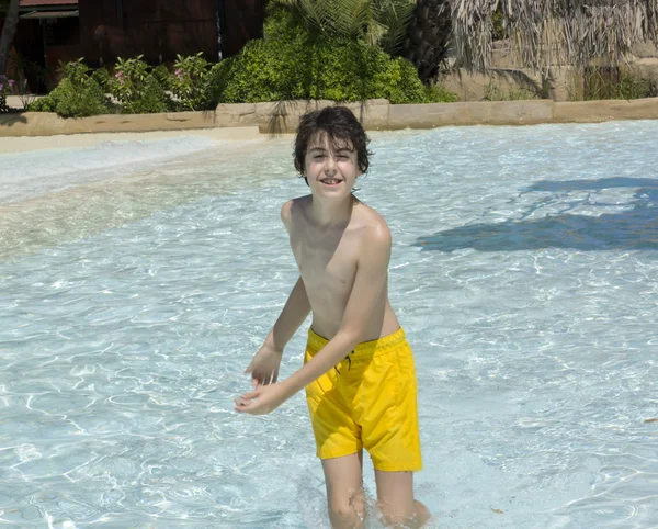 El chico se divierte en el parque acuático — Foto de Stock