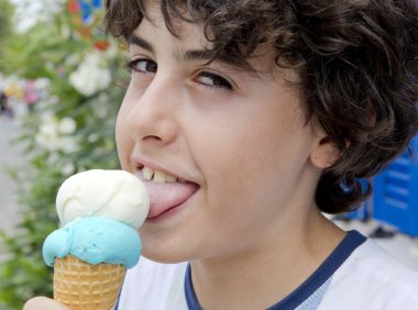 mutlu çocuk dondurma yiyor
