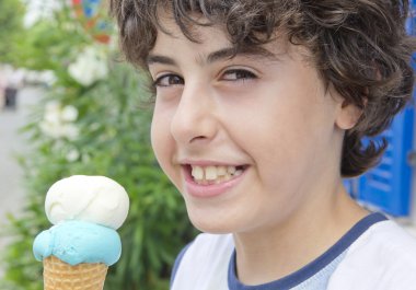 mutlu çocuk dondurma yiyor