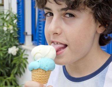 mutlu çocuk dondurma yiyor