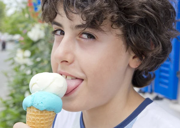 Chico feliz está comiendo helado —  Fotos de Stock