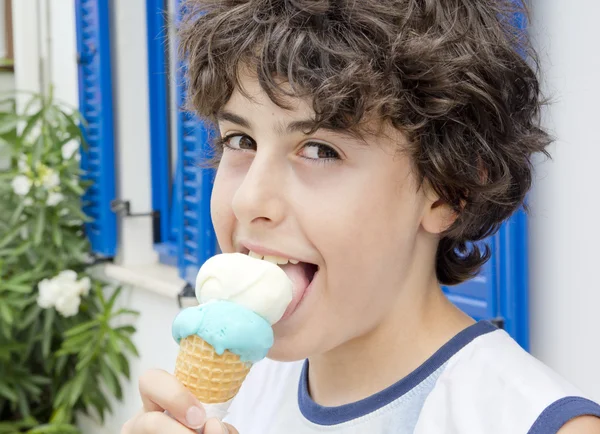 Mutlu çocuk dondurma yiyor — Stok fotoğraf