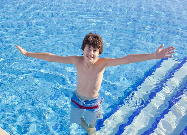 El chico en la piscina — Foto de Stock