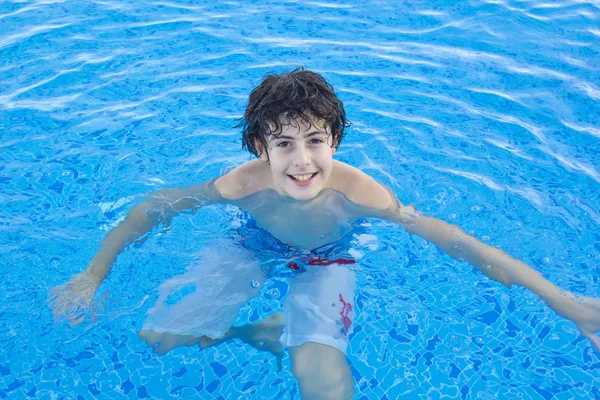 Der Junge im Schwimmbad — Stockfoto