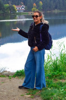 Sonbaharda gölün yanında güzel bir kadının portresi.