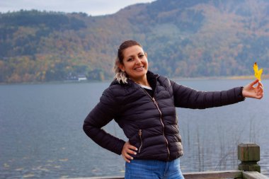 Sonbaharda gölün yanında güzel bir kadının portresi.