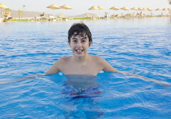 수영장에서 행복 한 청소년 — 스톡 사진