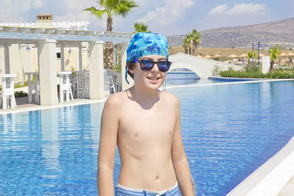 수영장에서 행복 한 소년 — 스톡 사진
