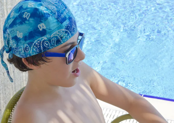 Glücklicher Junge im Schwimmbad — Stockfoto