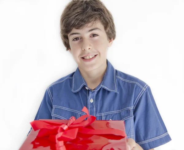 Junge mit rotem Geschenk — Stockfoto