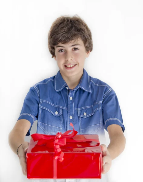 Kırmızı hediye çocukla — Stok fotoğraf